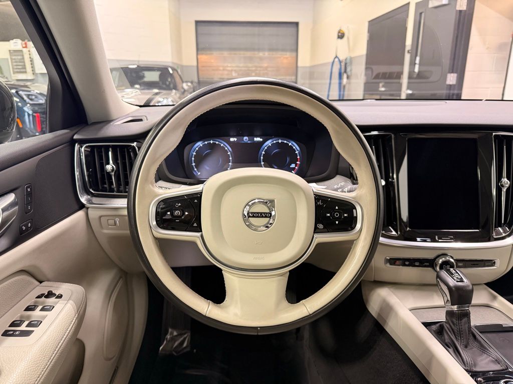 Thumbnail: 2022 Volvo S60 - 22
