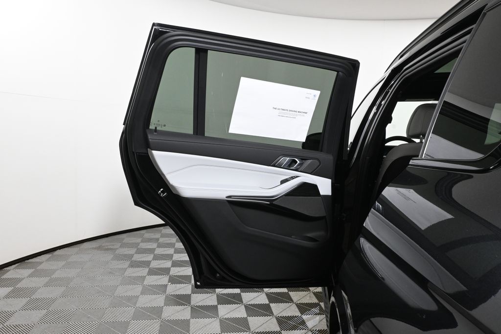 Thumbnail: 2027 BMW X7 - 31