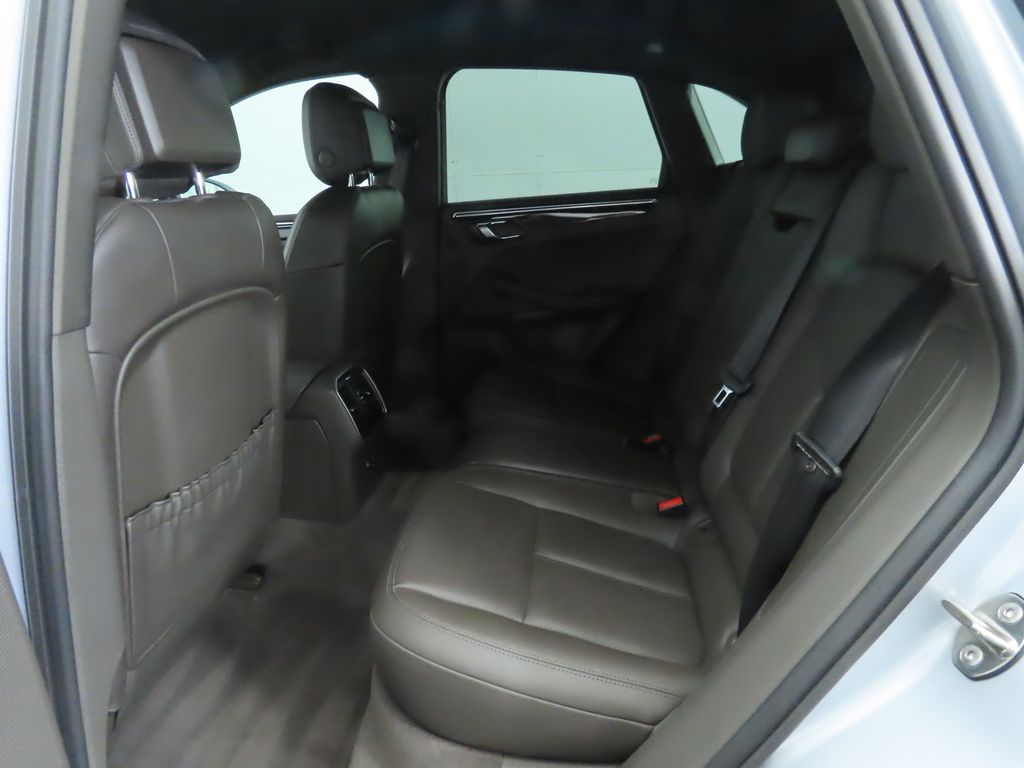 Thumbnail: 2015 Porsche Macan - 24