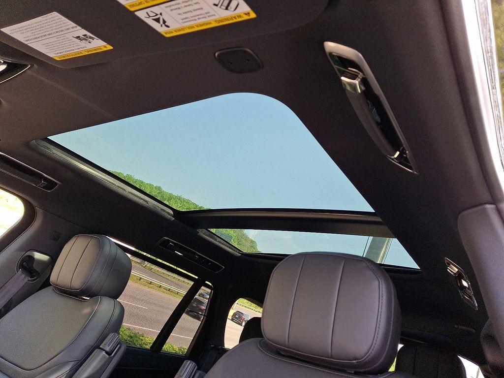 2025 Land Rover Range Rover SE 7