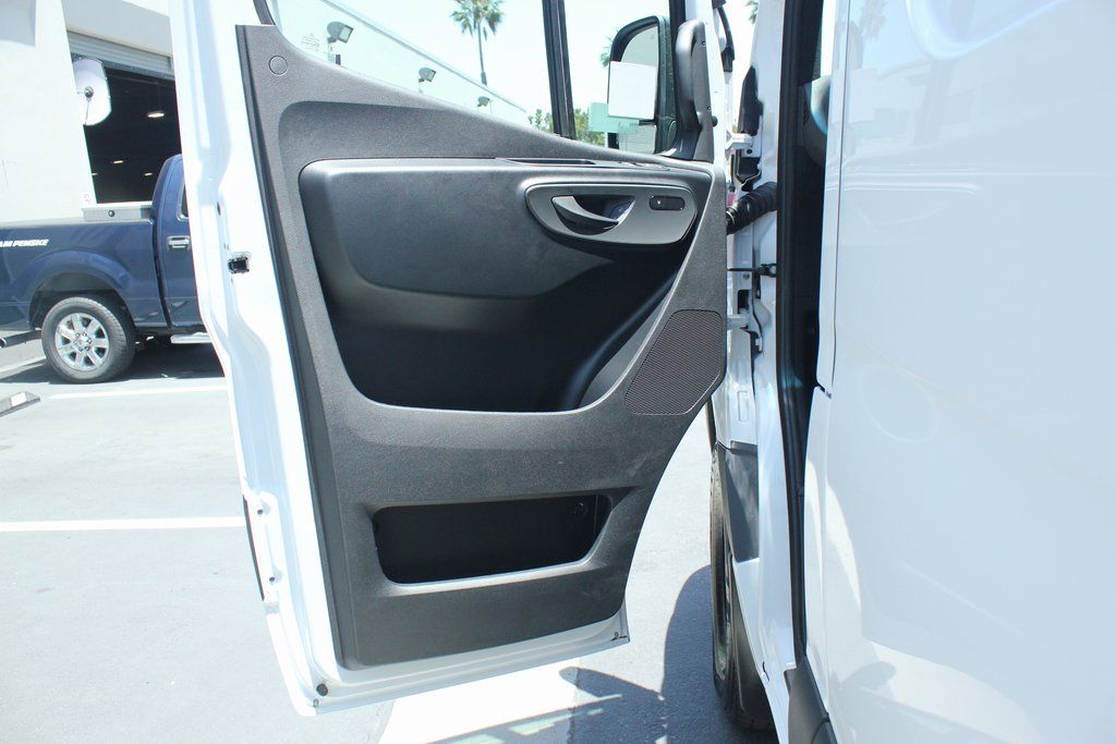 Thumbnail: 2025 Mercedes-Benz Sprinter - 7