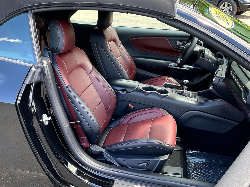 2025 Ford Mustang — photo 11