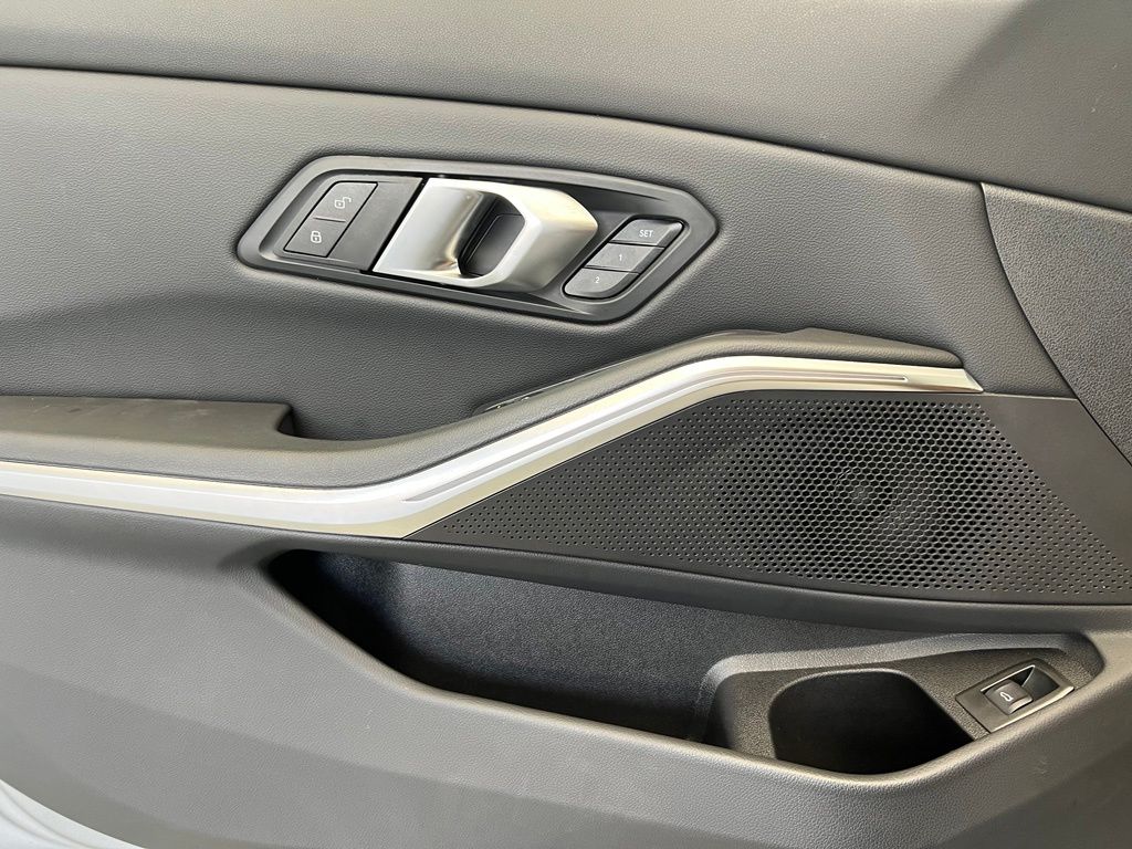 Thumbnail: 2025 BMW 3 Series - 21