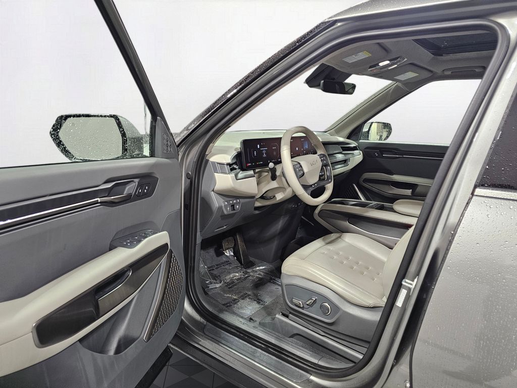 Used 2024 Gray Kia Wind image 18