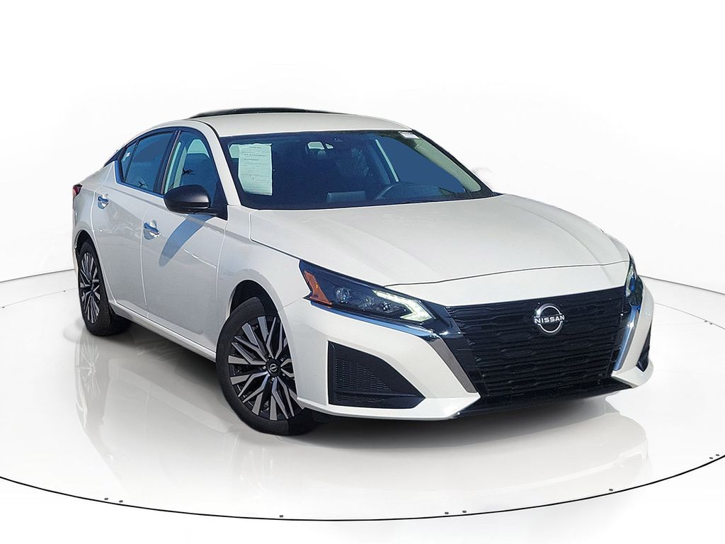 Glacier White 2025 Nissan Altima Sedan Front-Wheel Drive Continuously Variable Transmission