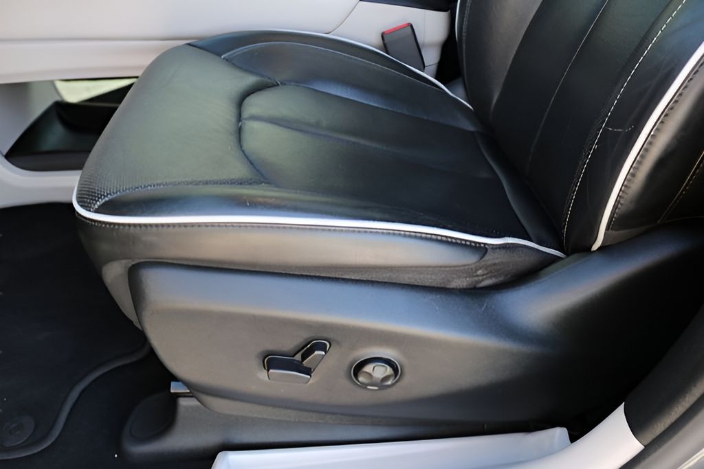 Used Car 2023 Chrysler Pacifica  Limited For Sale Under $30,000 In Austin, Texas