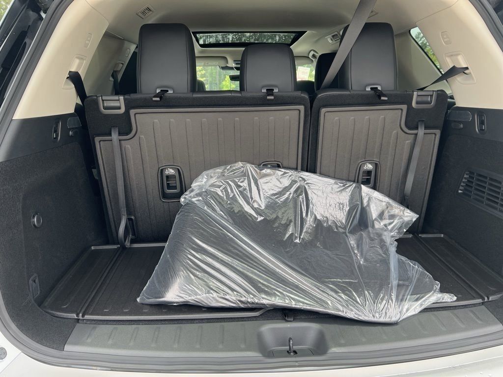 2025 Everest White Pearl Tricoat Nissan Pathfinder Platinum 4X4 SUV