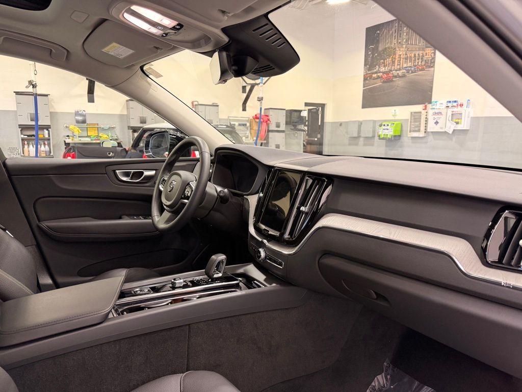 Thumbnail: 2025 Volvo XC60 - 28