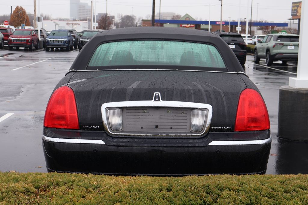 Thumbnail: 2004 Lincoln Town Car - 10