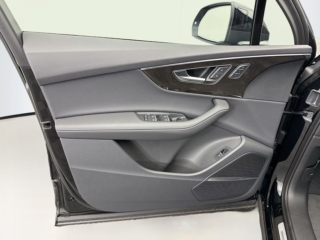 Thumbnail: 2026 Audi Q7 - 25