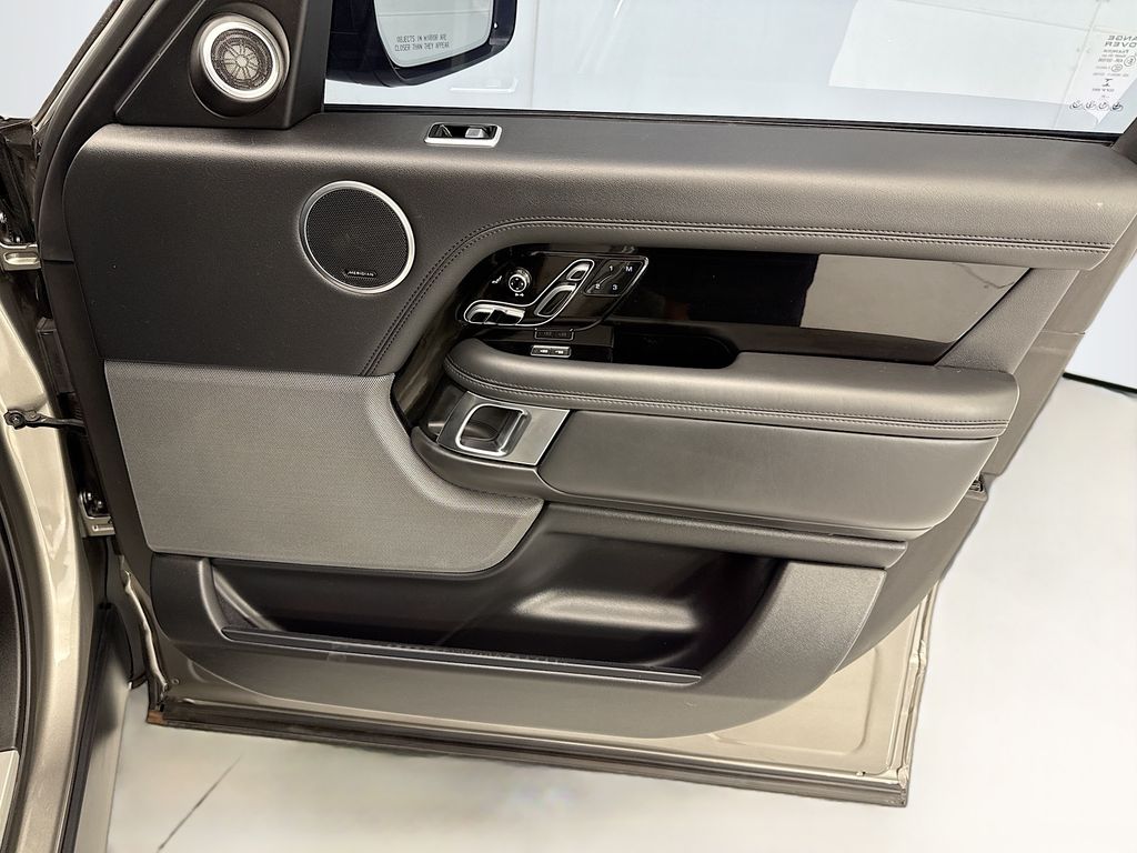 Thumbnail: 2022 Land Rover Range Rover - 24