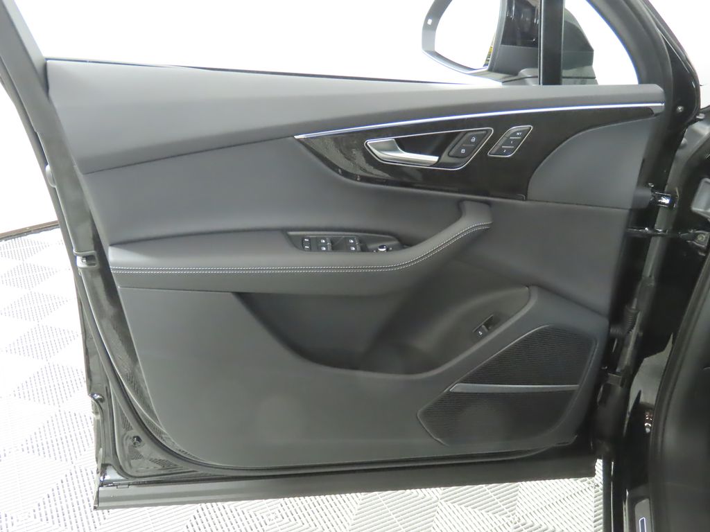 Thumbnail: 2025 Audi Q7 - 27