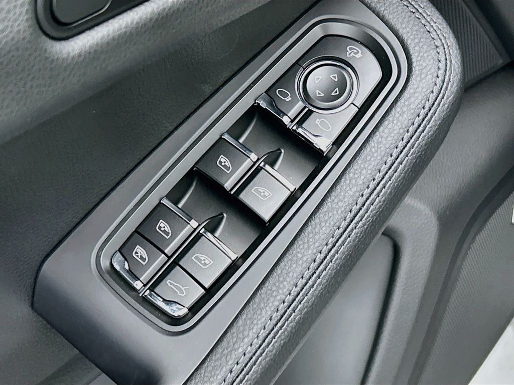Thumbnail: 2026 Porsche Macan - 23