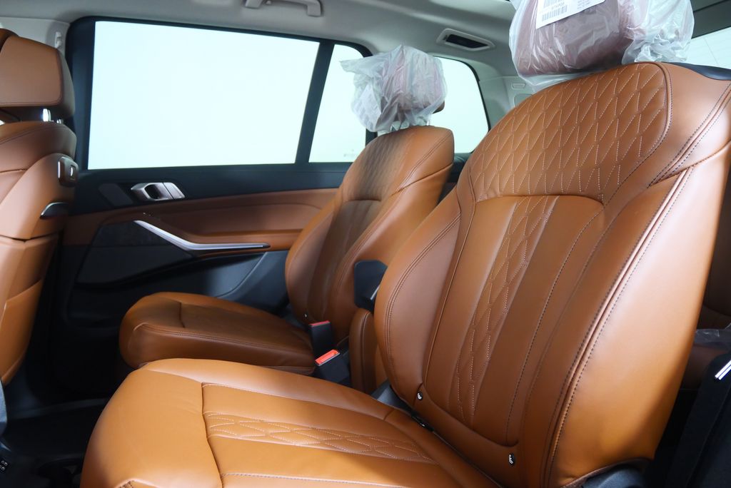 Thumbnail: 2026 BMW X7 - 16