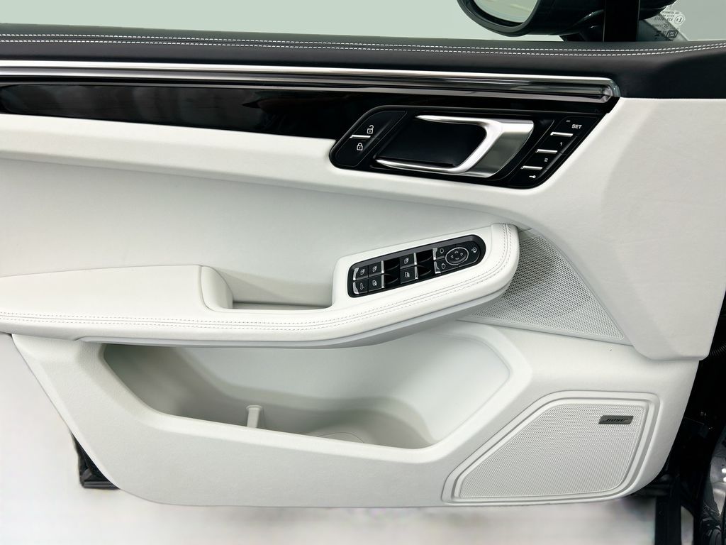 Thumbnail: 2026 Porsche Macan - 25