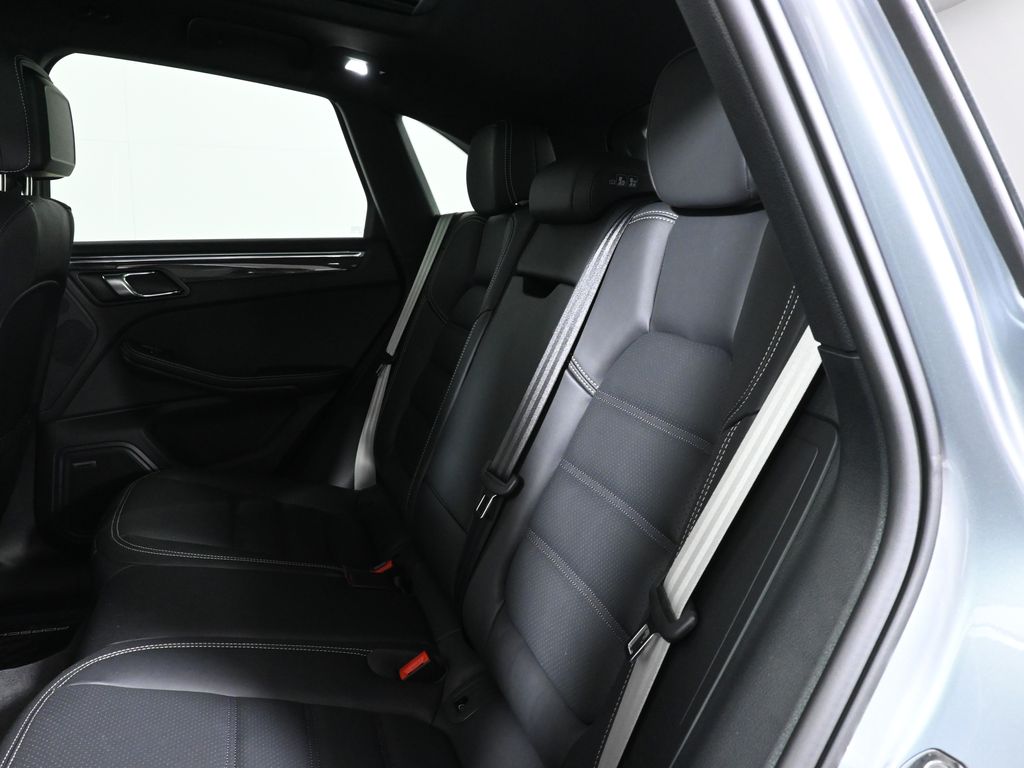 Thumbnail: 2026 Porsche Macan - 7