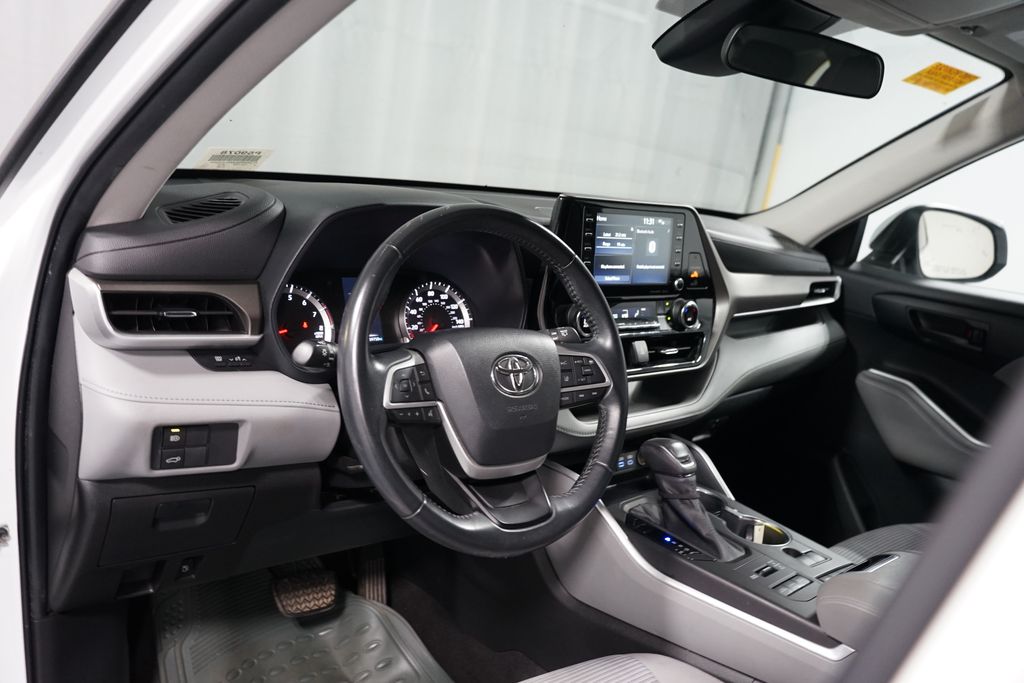 Thumbnail: 2022 Toyota Highlander - 7