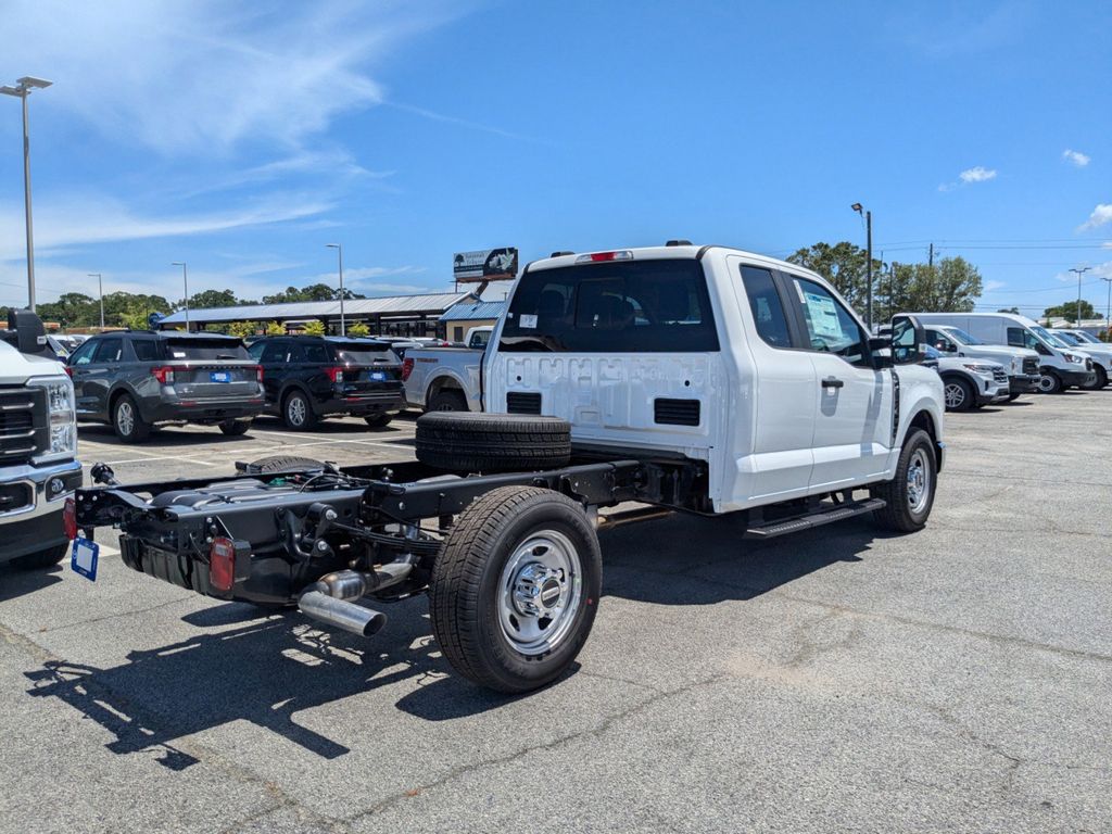 2025 Ford F-350 Chassis XL