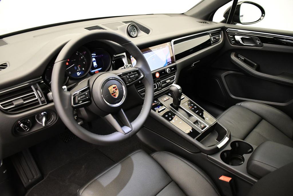 Thumbnail: 2026 Porsche Macan - 4