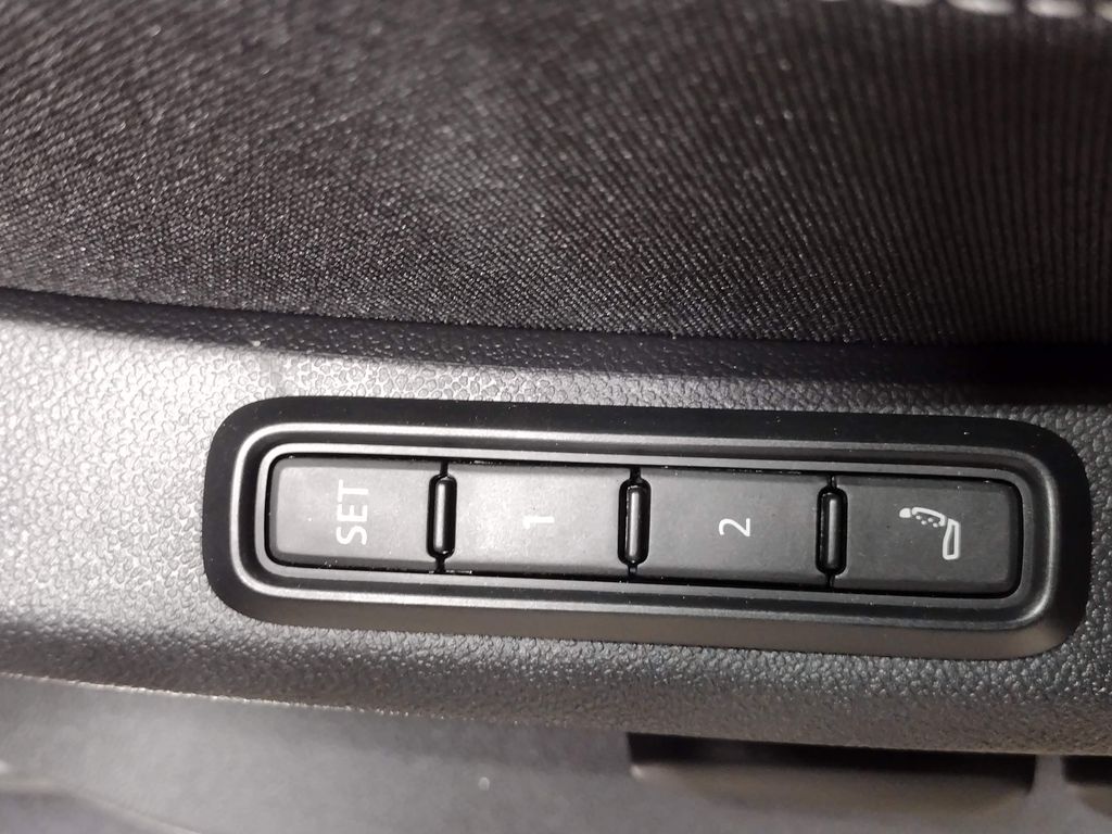 2025 Volkswagen Atlas Cross Sport 2.0T SEL Premium R-Line