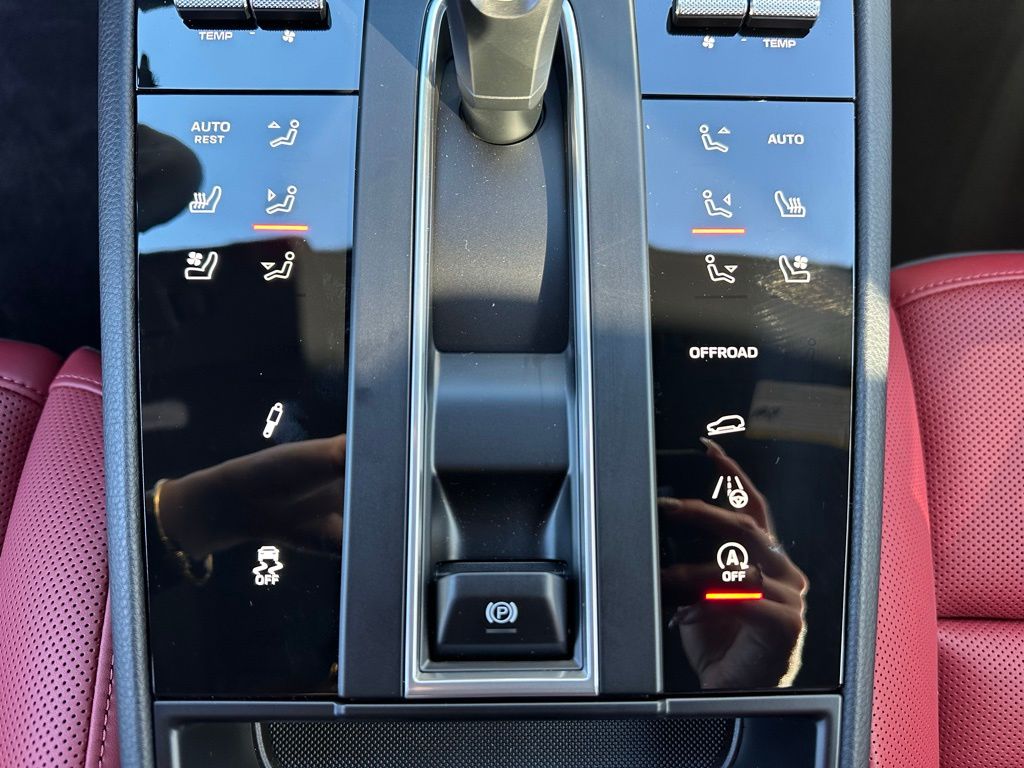 Thumbnail: 2026 Porsche Macan - 25