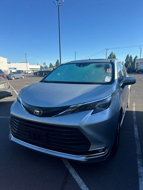 Celestial Silver Metallic 2024 Toyota Sienna XLE 7-Passenger FWD Minivan Front-Wheel Drive Continuously Variable Transmission