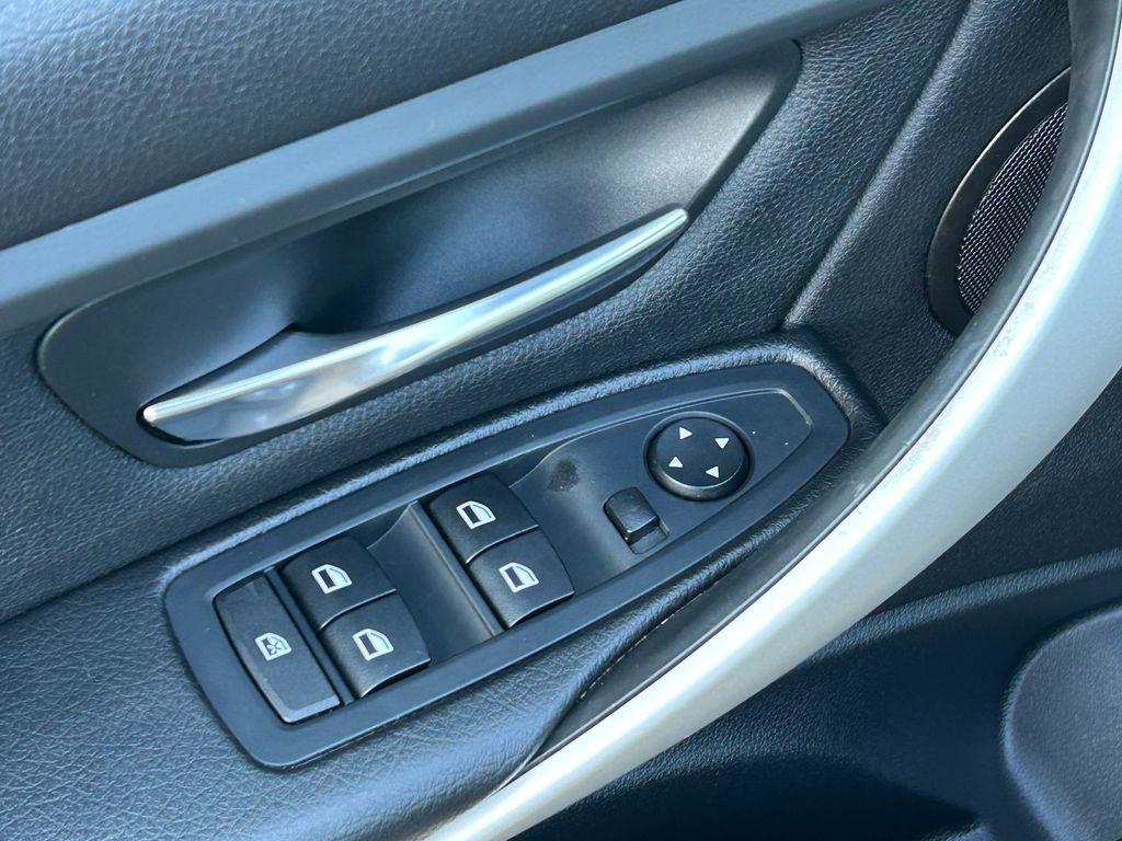 2013 BMW 3 Series 320i 12