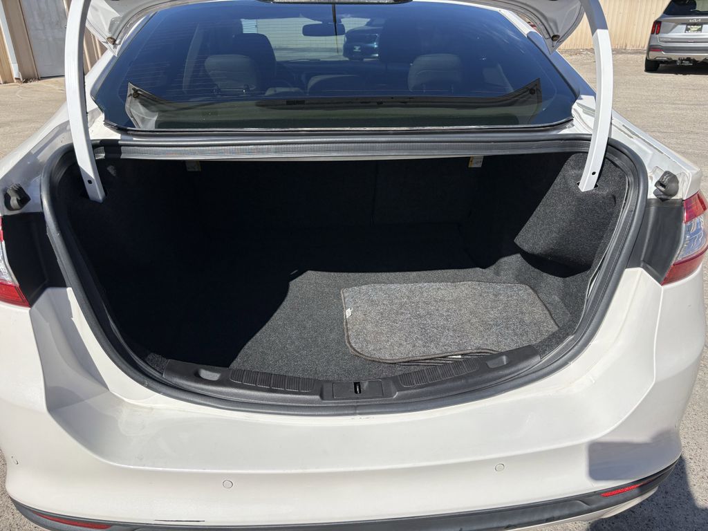 Used 2015 White Platinum Clearcoat Metallic Ford SE image 27