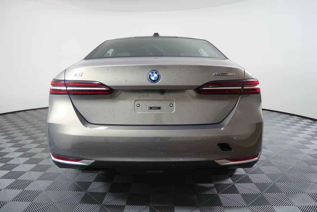 Thumbnail: 2026 BMW i5 - 4