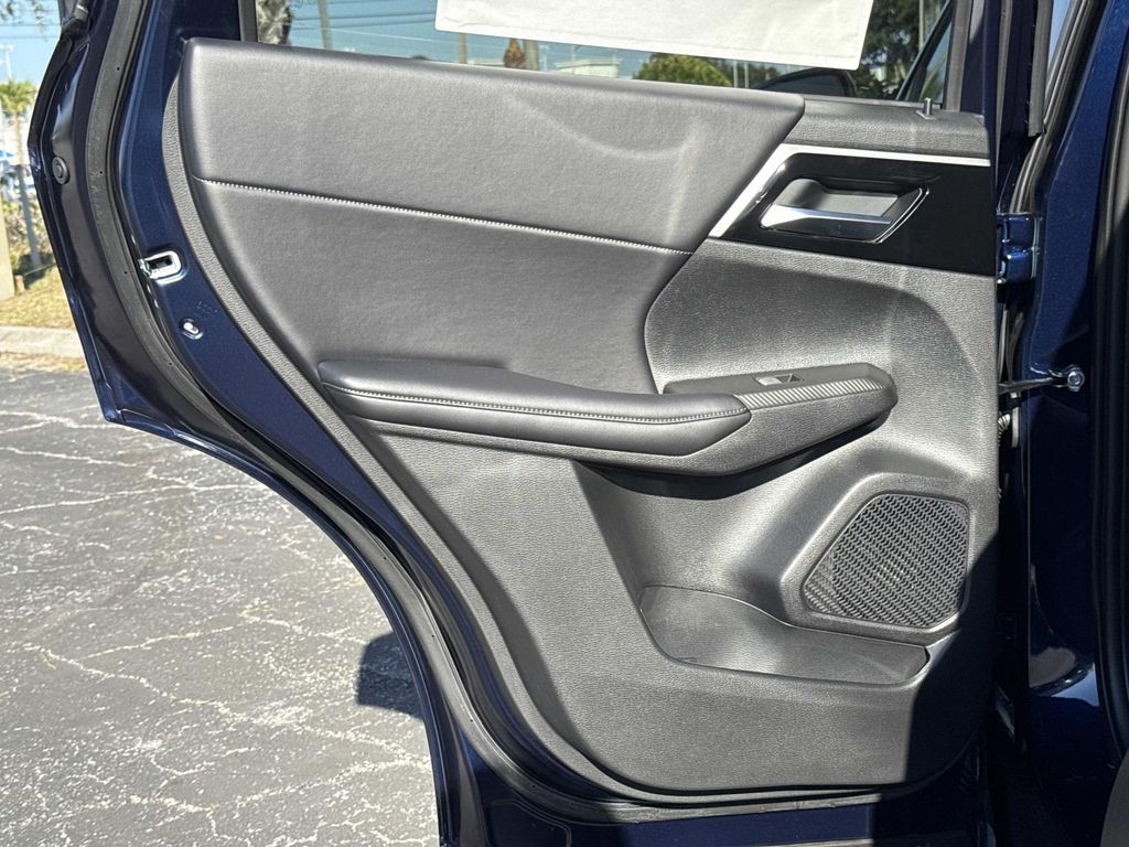 2025 Mitsubishi Outlander Plug-in Hybrid SE - Photo 12