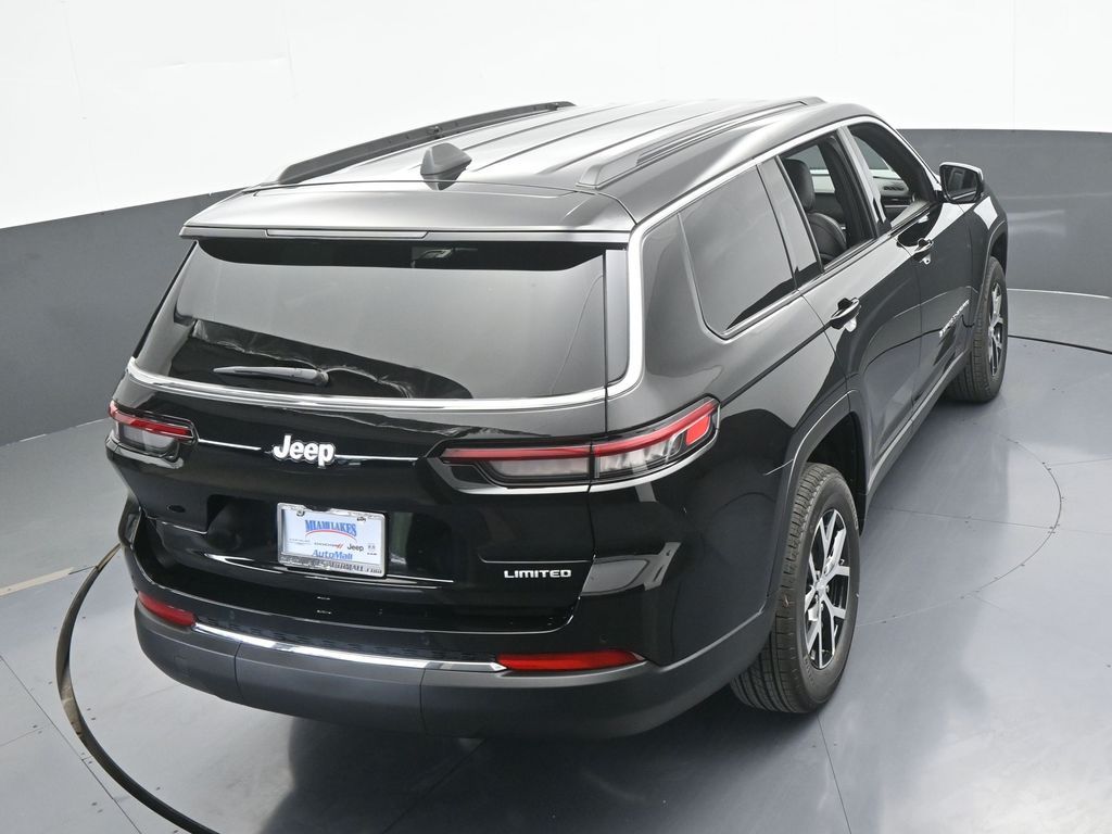 Used 2025 Diamond Black Crystal Pearlcoat Jeep Limited image 46