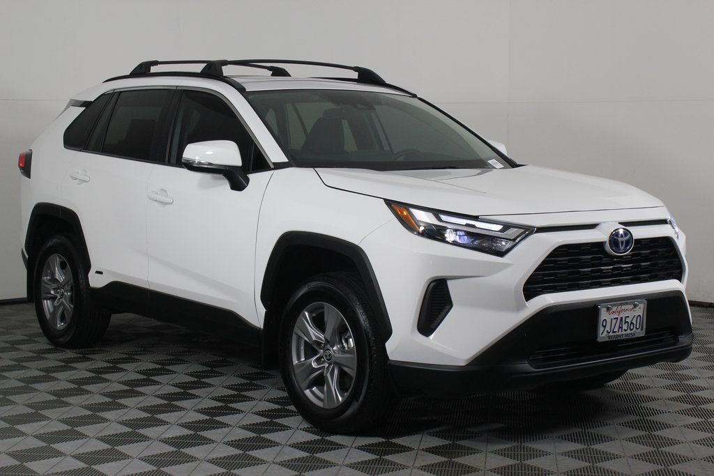 2024 Toyota RAV4 XLE 3