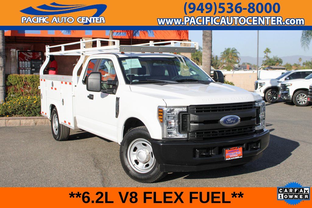 Oxford White 2018 Ford F-350 Super Duty Chassis Pickup Truck 4X2 6-Speed Automatic
