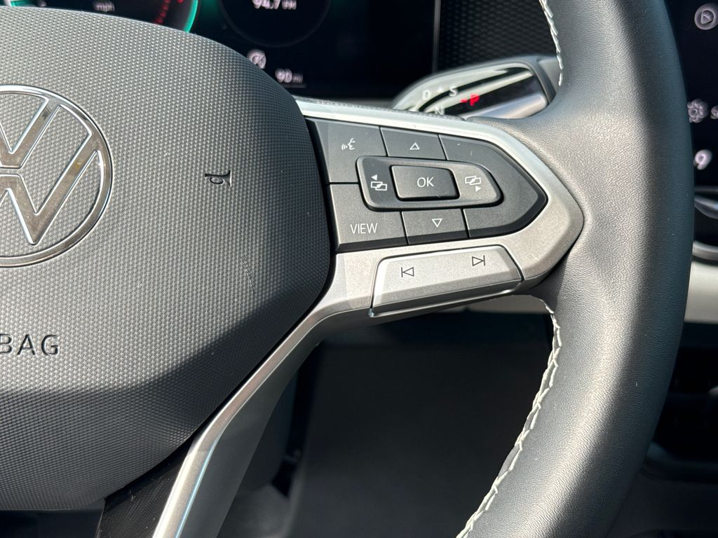 Certified Used 2025  Volkswagen 2.0T SE image 15
