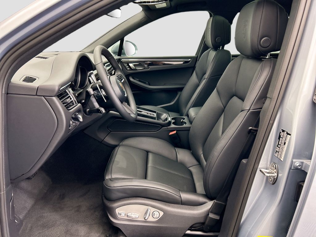 Thumbnail: 2026 Porsche Macan - 5