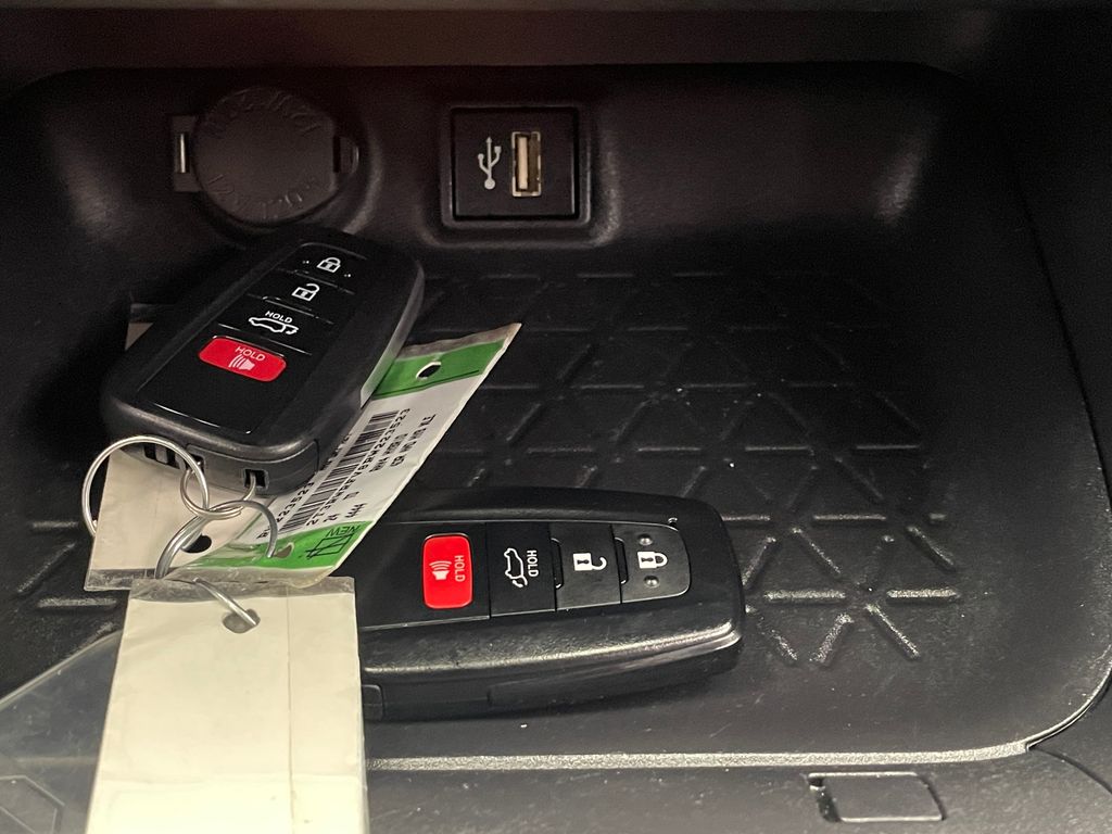 2024 Toyota RAV4 XLE 28
