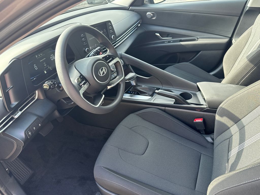 2025 Hyundai Elantra SE - 8