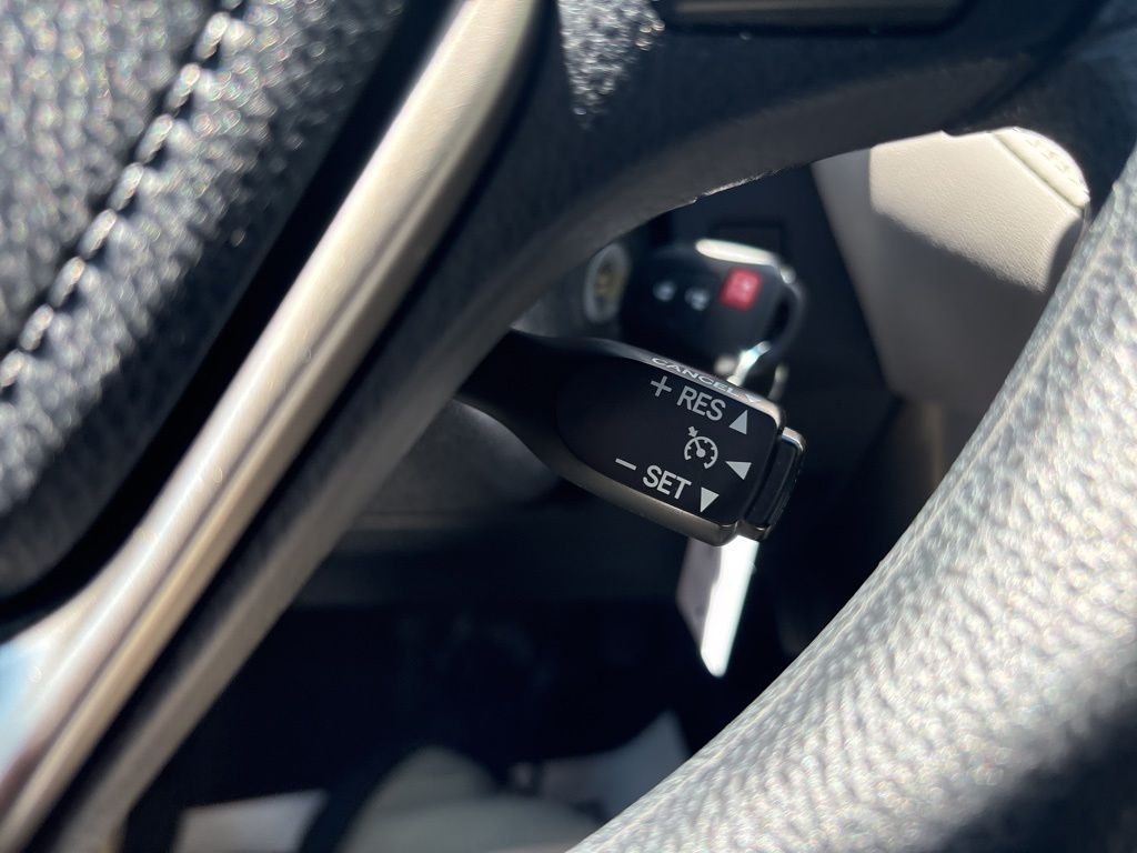 Used 2013 Silver Toyota XLE image 21