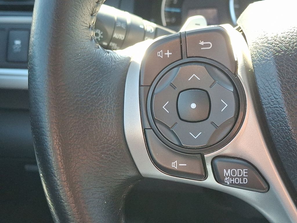 Thumbnail: 2013 Toyota Camry - 23