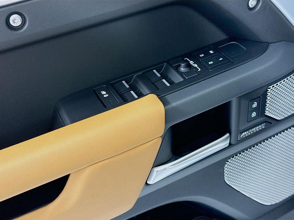 Thumbnail: 2024 Land Rover Defender - 24