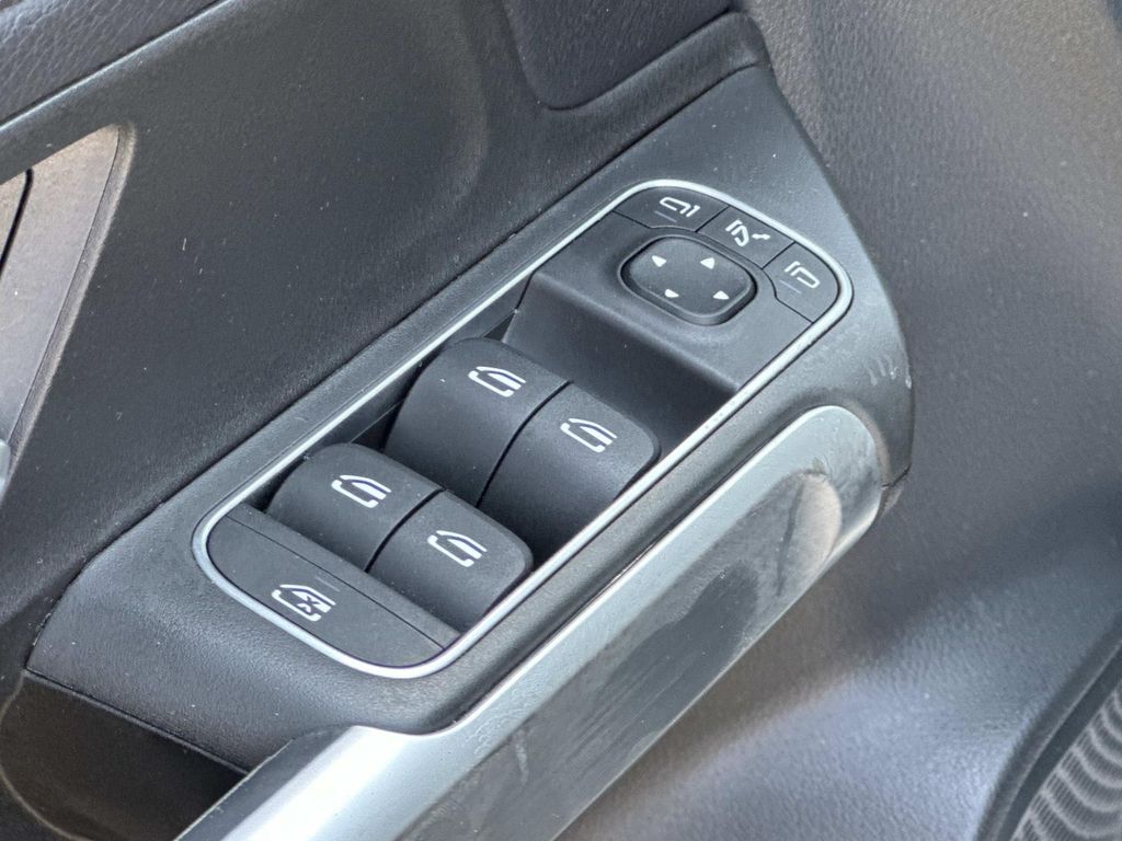 Thumbnail: 2022 Mercedes-Benz GLB - 29