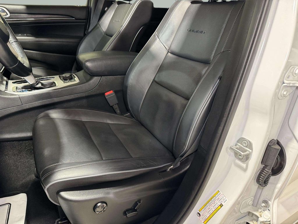 Used 2020 Ivory 3-Coat Jeep Summit image 5