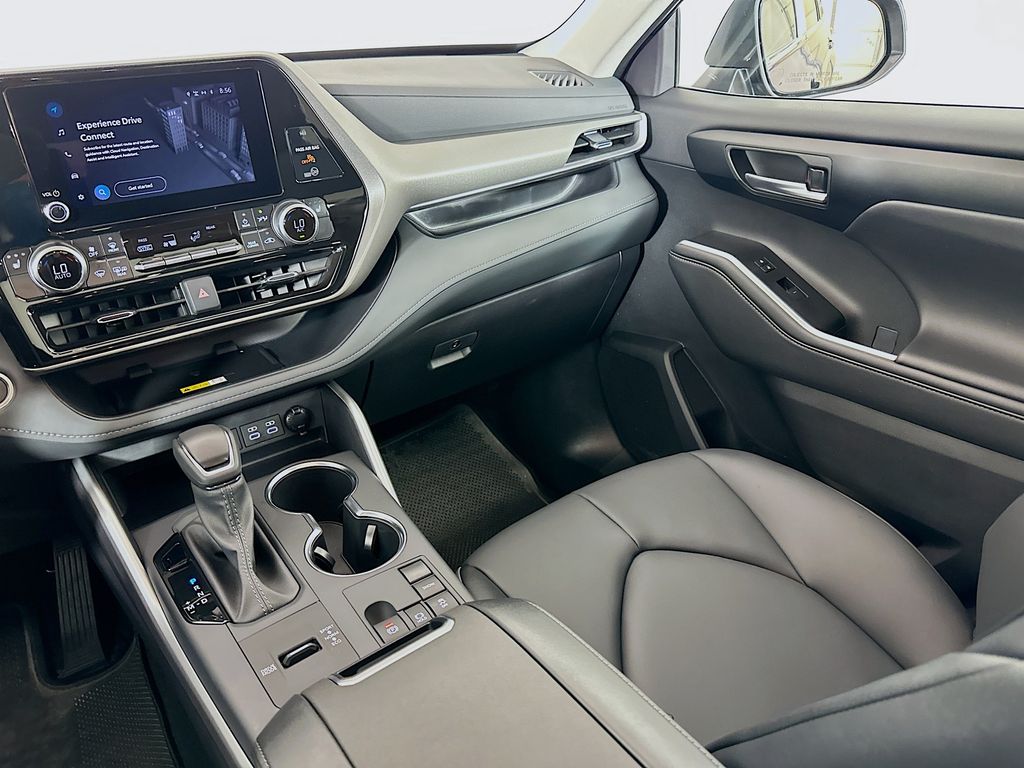2025 Toyota Highlander XLE 24