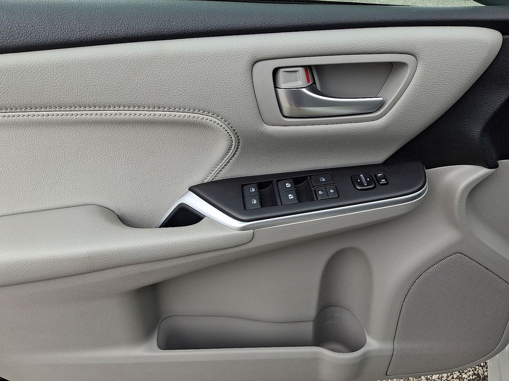 2017 Toyota Camry XLE 13