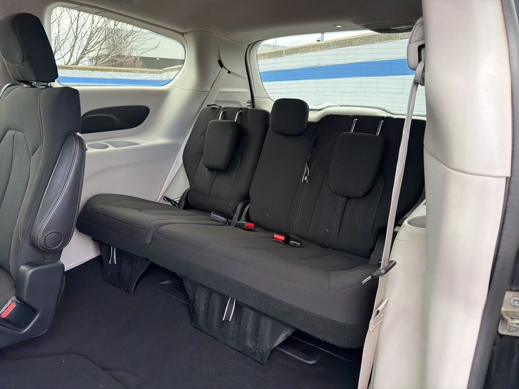 Thumbnail: 2017 Chrysler Pacifica - 21