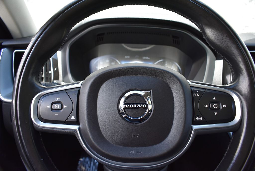 2018 Crystal White Volvo XC60 T6 Momentum AWD SUV