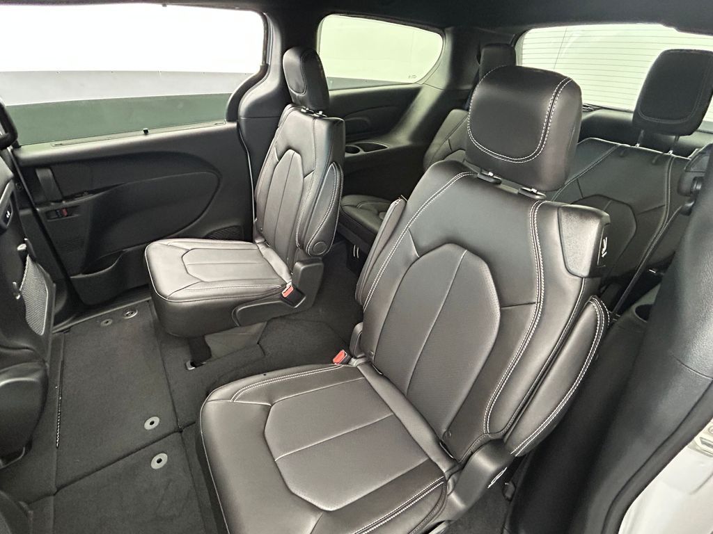 New 2026 Bright White Clearcoat Chrysler Select image 32