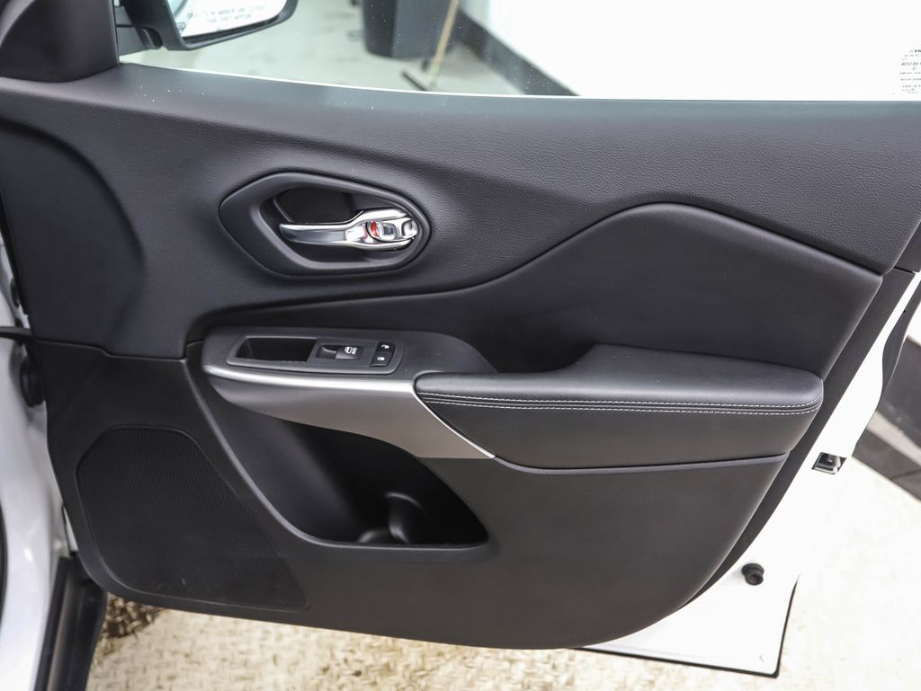 Thumbnail: 2019 Jeep Cherokee - 30