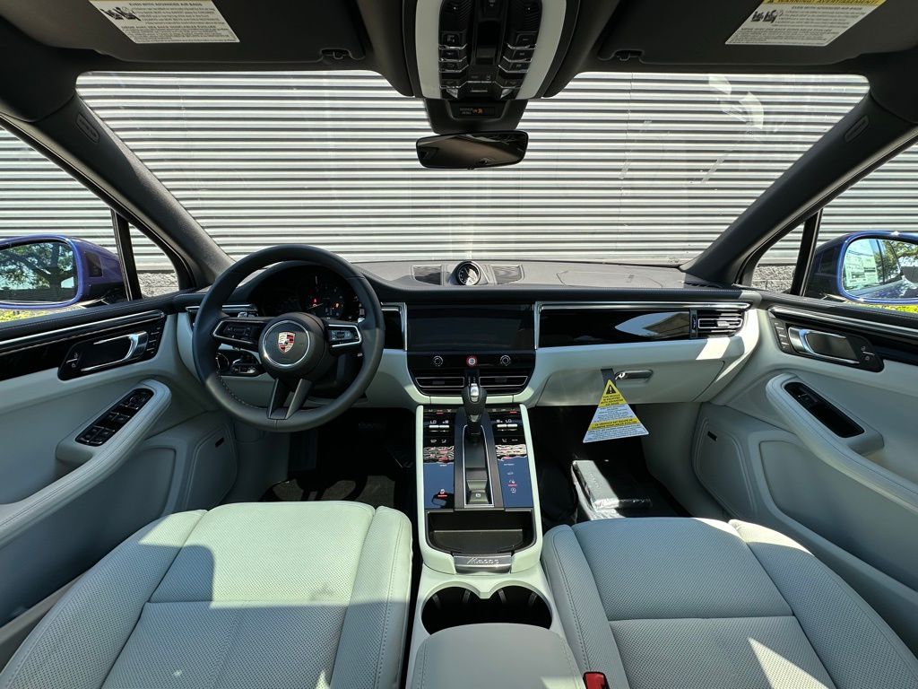 2025 Porsche Macan  30