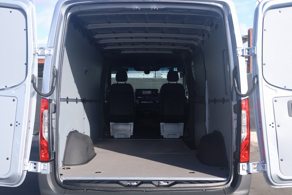 2025 Mercedes-Benz Sprinter 2500 8